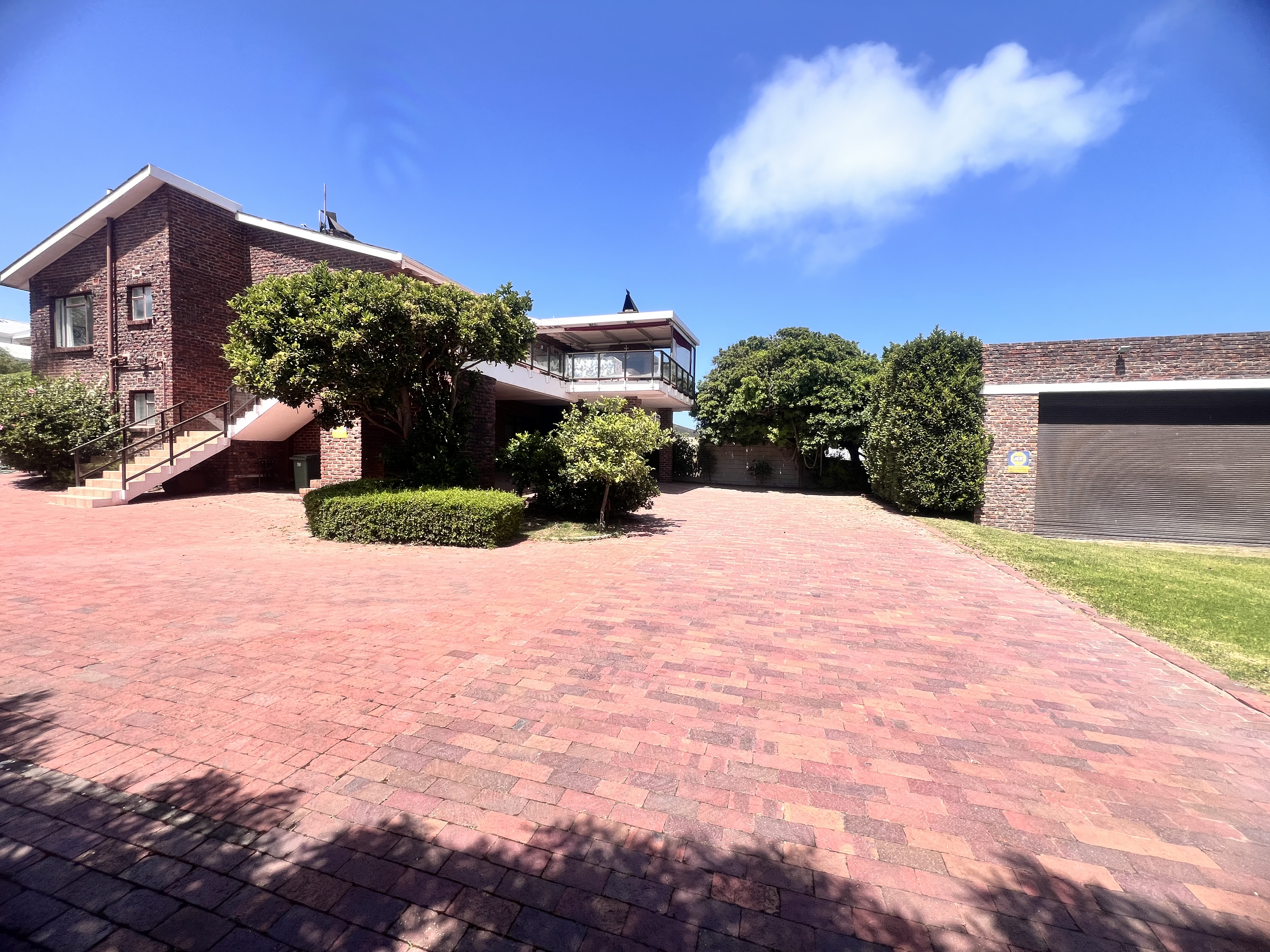 6 Bedroom Property for Sale in Middedorp Western Cape